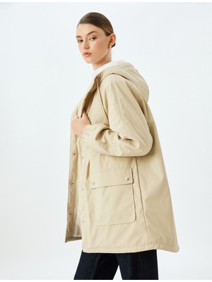 Koton Cepli Çıt Çıt Düğme Kapamalı Cepli Içi Peluş Astarlı Kapüşonlu Oversize Suni Deri Parka