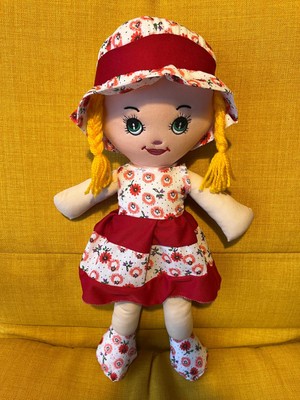 Nostalji Kutusu Kırmızı Elbiseli Çiçekli Sarı Saçlı Kız Oyuncak Bez Bebek Uyku Arkadaşı 50 cm Doğum Günü Hediyesi
