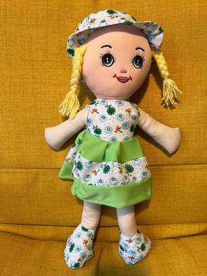 Nostalji Kutusu Yeşil Çiçek Elbiseli Sarı Saçlı Kız Oyuncak Bez Bebek Uyku Arkadaşı 50 cm Doğum Günü Hediyesi