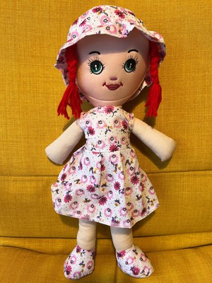 Nostalji Kutusu Kırmızı Saçlı Pembe Elbiseli Kız Oyuncak Bez Bebek Uyku Arkadaşı 50 cm Hediyelik Doğum Günü Hediyesi
