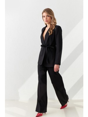 Siyah Belden Bağlama ve Cep Detaylı Ceket ve Rahat Kesim Pantolonlu Takım