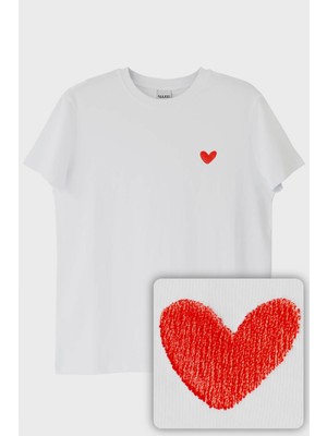 Kalp ve All You Need Is Love Yazılı Tişört - Sevgililer Günü