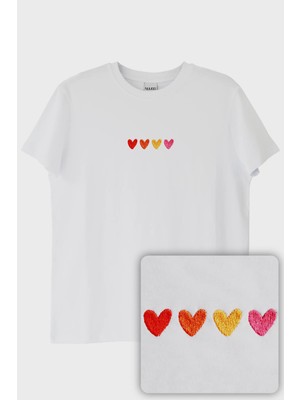 Renkli Kalp Desenli Nakış Tişört - Sevgililer Günü Özel Tasarım