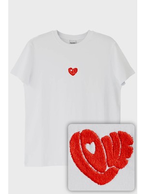 Love Kalbi Desenli Nakış Tişört - Sevgililer Günü Tasarımı