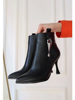 Kazax Biort Siyah Cilt Topuklu Bot