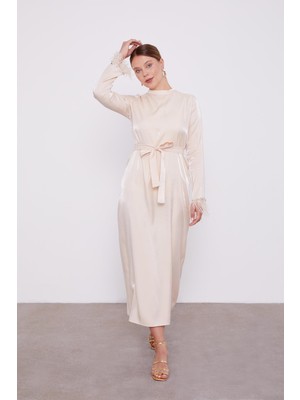 Bej Kolu Taşlı Tüylü Parlak Saten Elbise