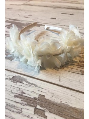 Hayalperest Boncuk 7 Çiçekli Krem Rengi Saten Kaplama Kız Çocuk Frıda Party ve Özel Gün Tacı