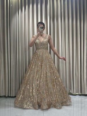 Gold Eteği Tül Prenses Model Önü Taş İşlemeli V Yaka Sim Baskı Nişan Abiye Elbise APN1088