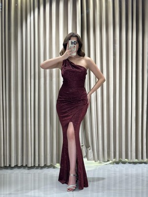 BORDO Tek Omuz Pileli Önden Yırtmaçlı Uzun Abiye Elbise AN39810