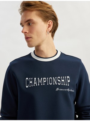 Koton Bisiklet Yaka Pamuk Karışımlı Şerit Detaylı Slogan Baskılı Sweatshirt