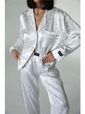 Tigre Affascinante Beyaz Jakarlı Saten Uzun Pijama Takımı