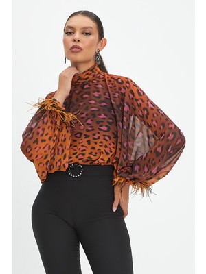 Kadın Leopar Desenli Bluz - Tüy Detaylı Kol, Modern ve Şık Tasarım - Özel Gün ve Günlük Kullanım Için Bluz