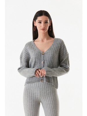 Düğmeli V Yaka Örgü Hırka