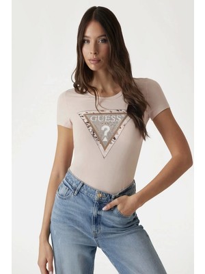 Guess Kadın Bej Desnli Üçgen Logolu T-Shirt