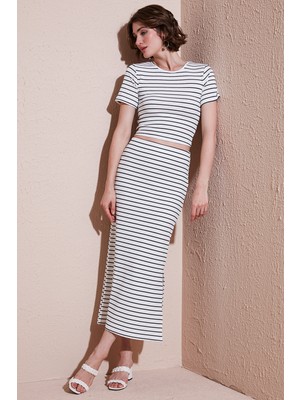 Lela Çizgili Slim Fit Bisiklet Yaka Yırtmaçlı Midi Boy Etekli Crop Takım Bayan Takım 5866132