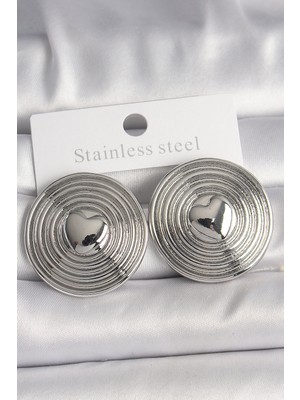 Stillove Pirinç Gümüş Renk Kalp İşlemeli Daire Plaka Model Kadın Küpe