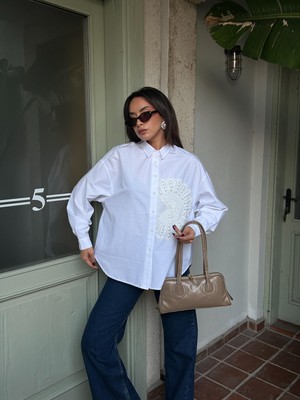 Kadın Beyaz Geniş Kesim Dantel ve Inci Detaylı Tasarım Poplin Gömlek 29023