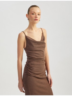 Koton Arkadan Yırtmaç Detaylı Drapeli Dokulu Ince Askılı Midi Boy Elbise