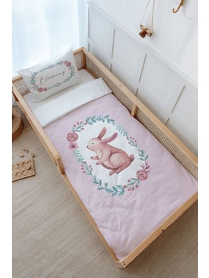 Tuğba Kuğu Montessori Nevresim Takımı (100 x 200) - Iconic Serisi - Pembe Çelenkli Tavşan