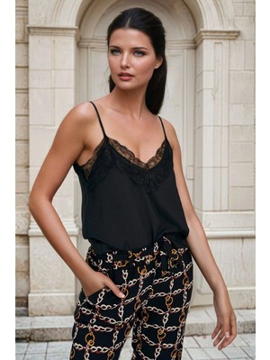 Siyah V Yaka, Ince Askılı, Dantel Detaylı Bluz