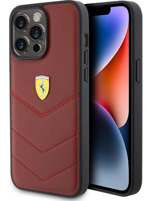 iPhone 15 Pro Max Kılıf Ferrari Lisanslı Deri Dikişli Arka Yüzey Metal Logo Tasarımlı Kapak Kırmızı