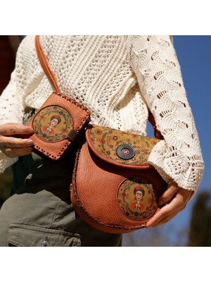 Hoodie Mouse Frida Figürlü Tasarımlı Capraz Örgulu Kol Cantası Taba ve Cuzdan Taba Kombin