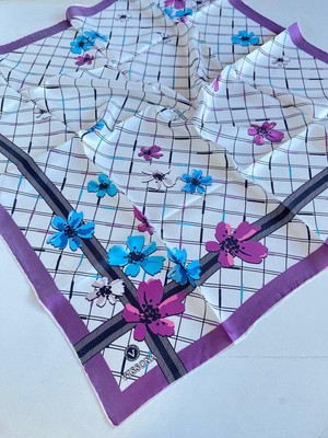 Vissona %100 Twill İpek Çıtır Çiçek Desenli Mor - Krem Renkli 90x90 Eşarp Dikim Şekli : El Dikişi