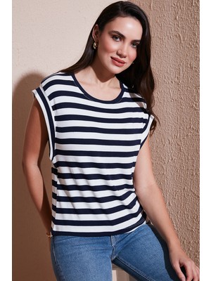 Lela Çizgili Oversize Fit Bisiklet Yaka T Shirt Bayan T Shirt 5866103