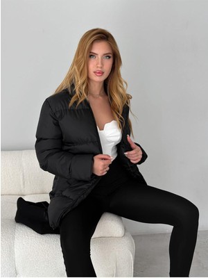 Stone Kadın Siyah Kapüşonlu Şişme Mont Uzun Kol Düz Desenli Rahat ve Şık Tasarım