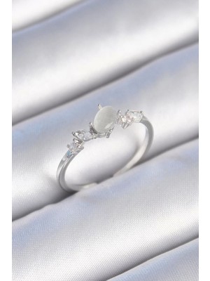 Pirinç Gümüş Renk Zirkon Taşlı Oval Beyaz Mineli Kadın Yüzük