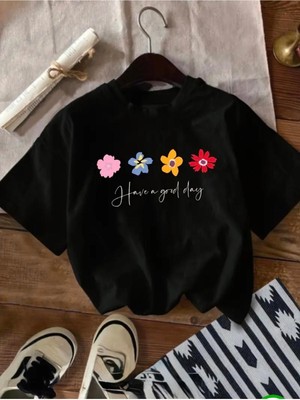 Medinenur Renkli Çiçekler Baskılı Basic T-Shirt