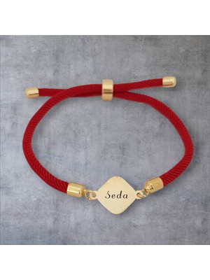 14 Ayar Altın Plakalı Özel Eşkenar Dörtgenli, Kırmızı Örgü Det Ayıyla İsimli Bileklik, Anlam Dolu Tasarımıyla Gençler ve Ergenler İçin Özel Bir Hediye!