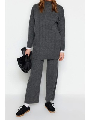 Ersefa Moda Yüksek Bel Yarım Balıkçı Yaka Düşük Kol Yarım Balıkçı Yaka Fitilli Kazak-Pantolon Triko Takım