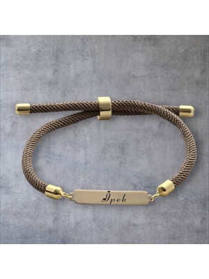 14 Ayar Altın Plakalı Özel Dikdörtgen Figürlü ve Kalp Desenli, Kahve Örgülü Det Ayıyla İsimli Bileklik, Anlamlı ve Şık Tasarımıyla Gençlere ve Ergenlere Özel Bir Hediye!