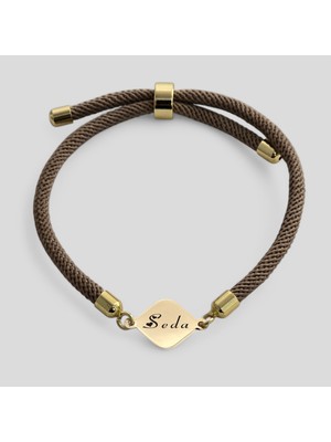 14 Ayar Plakalı Altın Özel Eşkenar Dörtgen Figürlü, Kahverengi Örgü Det Ayıyla İsimli Bileklik, Gençlere ve Ergenlere Kişisel ve Şık Bir Hediye!