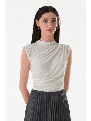 Omzu ve Yanları Drapeli Dik Yaka Bluz