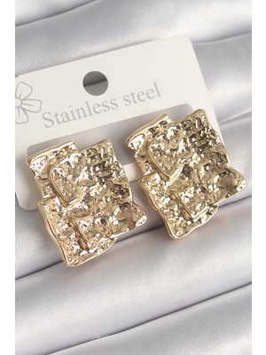 Clariss Pirinç Gümüş Renk İşlemeli Kare Plaka Model Kadın Küpe