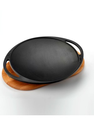 Lava Döküm Yuvarlak Saç Kavurma Tavası Döküm Demir Yekpare Çift Kulplu Kayın Servis Ahşabı Çap(Ø)28cm.