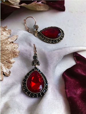 Zirkon Işlemeli Zümrüt Su Damlası Küpe