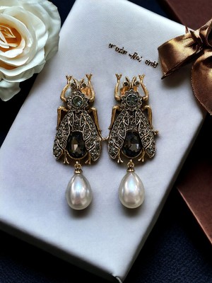 Fayra Accessories Mayorka İnci Sallantılı Kraliçe Arı Figür Küpe