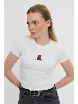 Rays 2199 Ayıcık Nakışlı Kısa Kol Bluz Ekru