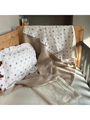 More And Mori Bebek %100 Pamuk Çift Taraflı Pike ve Poplin Fırfırlı  Nevresim Takımı _Pike Hasır Bej/Poplin 
Kalp desen_100*150