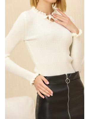 Vegenze Kadın Ekru Yakası Bağcıklı ve Kol Ucu Fırfırlı Triko Kazak