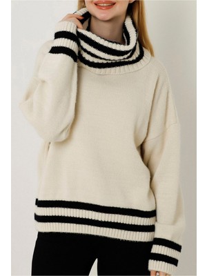 Vegenze Kadın Krem Siyah Çizgili Degaje Yaka Oversize Triko Kazak
