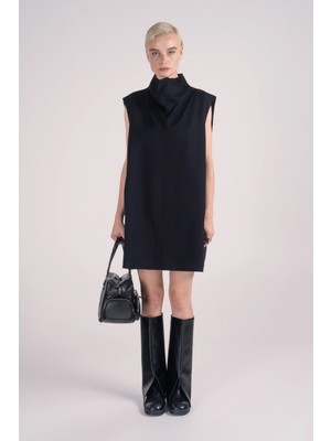 Yüksek Yakalı Kolsuz Kısa Elbise