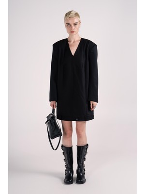 Vatkalı V Yaka Kısa Düz Elbise