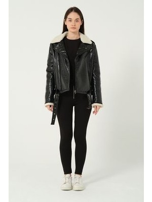Eva Clothing Kadın Siyah Parlak Pu Kaplama Mont - Kürklü Yaka ve Su Geçirmez Özellik