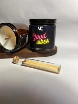 Amber Cam Kavanoz Vanilya Kokulu Ahşap Fitilli Lüks Soya Mum 320G  +40 Saat Sizinle