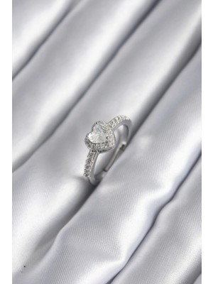 Pirinç  Gümüş Renk Zirkon Taşlı Kalp Model Kadın Yüzük