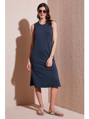 Lela Regular Fit Bisiklet Yaka Yırtmaç Detaylı Basic Midi Elbise Bayan Elbise 5866160